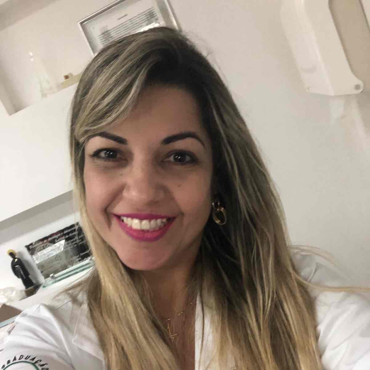 Dra. Adriane Queiroz 
